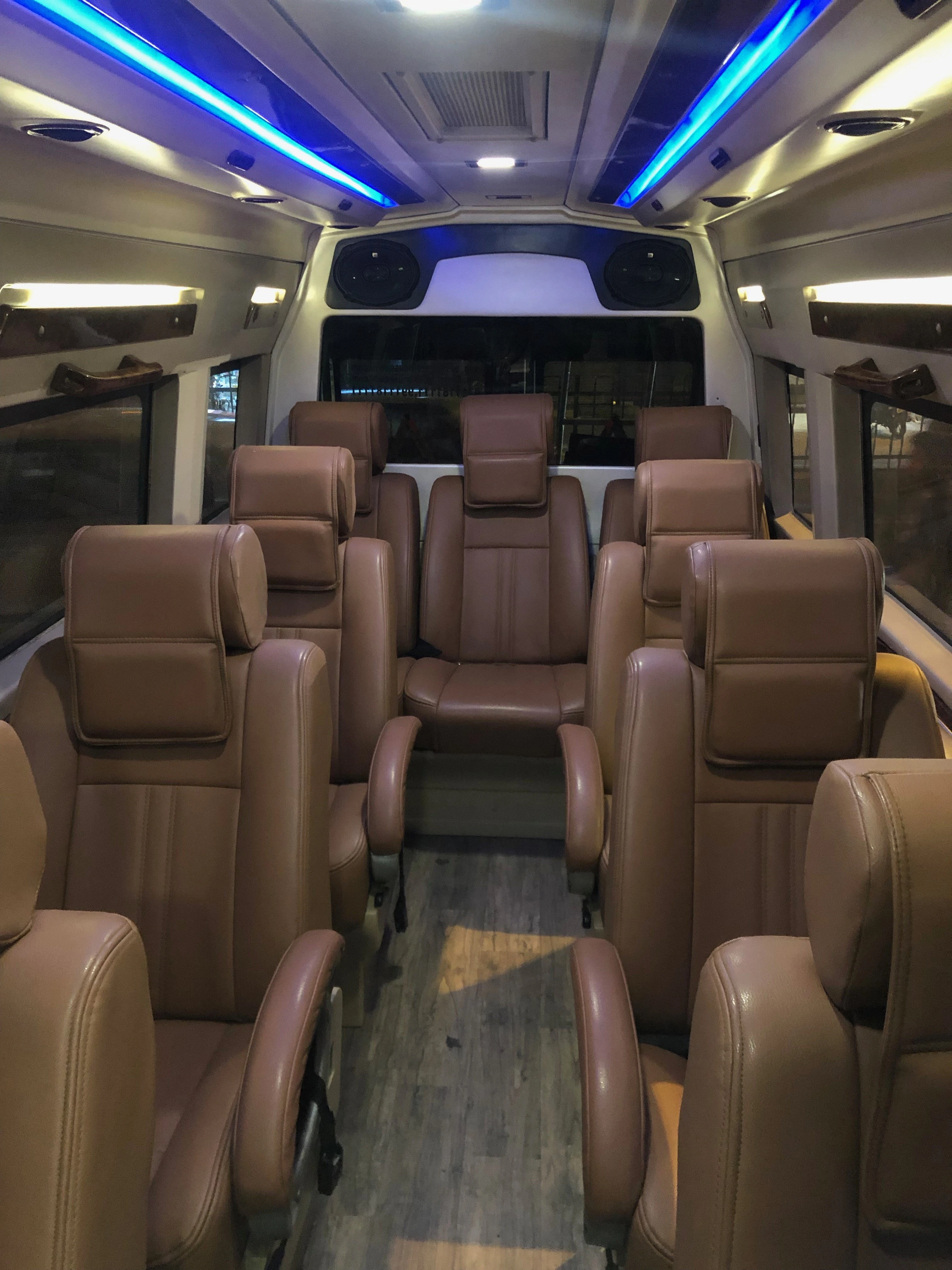 9 seater tempo traveller
